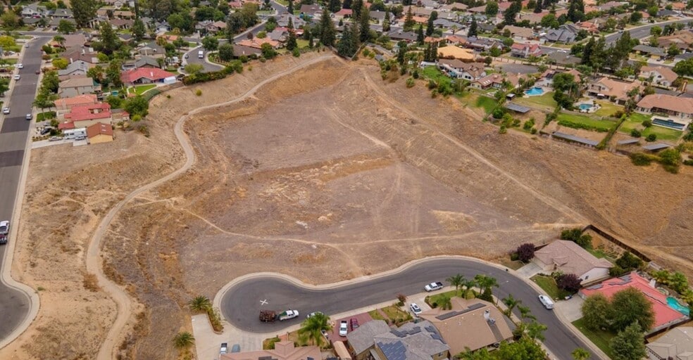 5801 Willow Grove Ct, Bakersfield, CA for sale - Primary Photo - Image 1 of 3