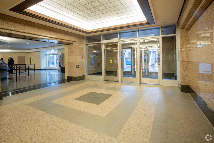 335 8th Ave SW, Calgary, AB for lease - Lobby - Image 2 of 26