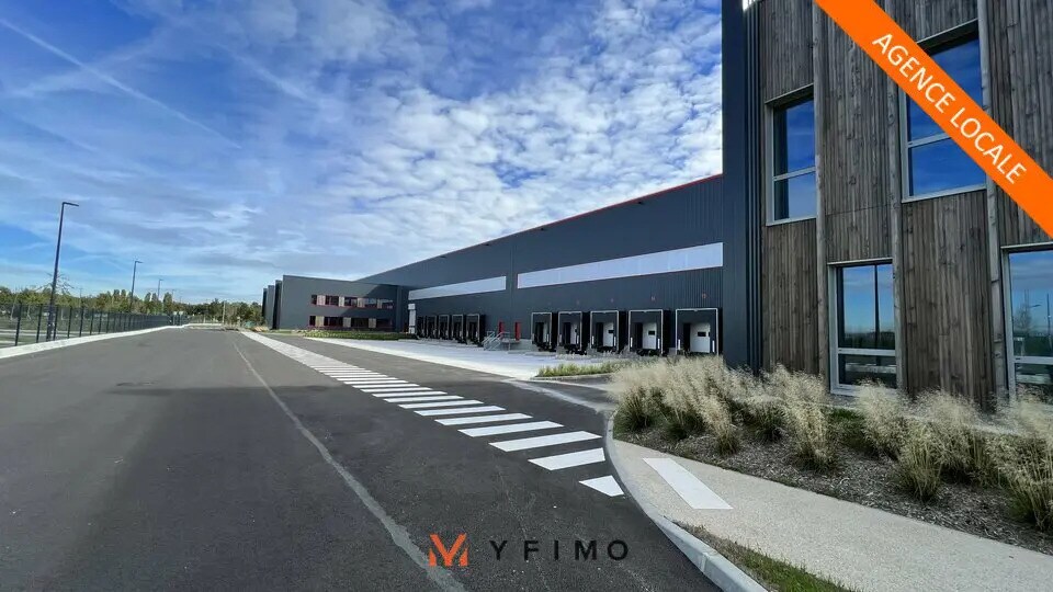 Office in Le Thillay for lease - Building Photo - Image 2 of 11