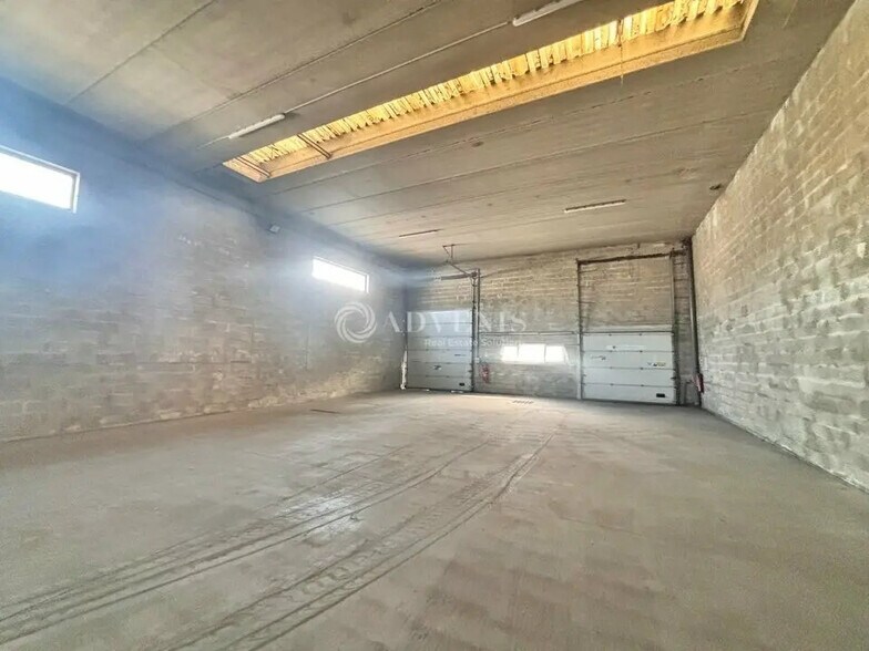 Flex in Champigny-sur-Marne for lease - Interior Photo - Image 2 of 7