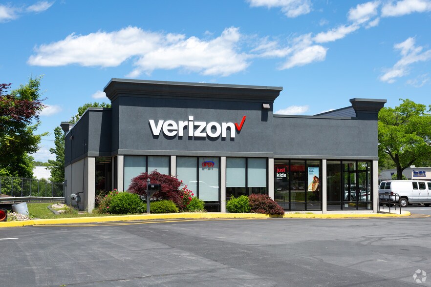 661 Dutchess Tpke, Poughkeepsie, NY for lease - Primary Photo - Image 1 of 4