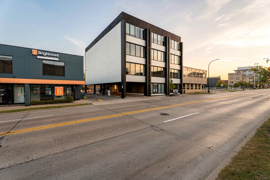 700 E Maple Rd, Birmingham, MI for lease - Building Photo - Image 2 of 16