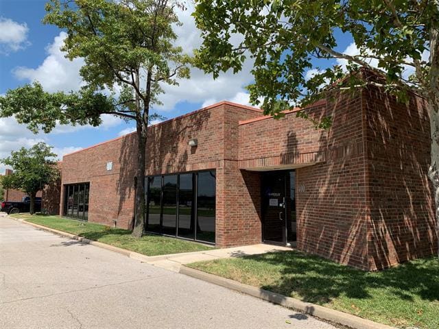 7100 N Classen Blvd, Oklahoma City, OK for lease - Building Photo - Image 3 of 25