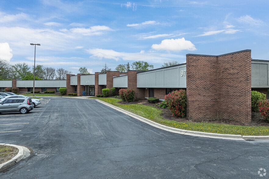 975 E Nerge Rd, Roselle, IL for lease - Building Photo - Image 3 of 5