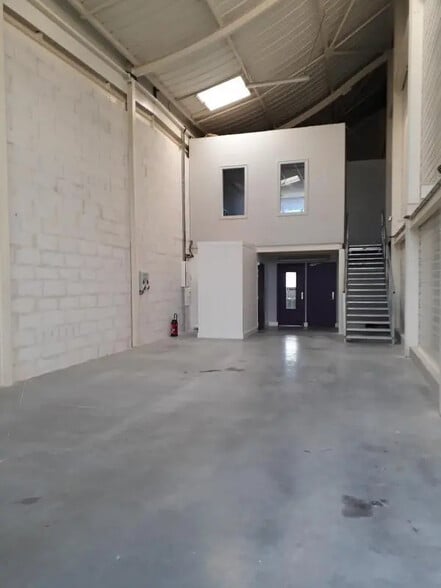 Flex in Caen for lease - Interior Photo - Image 3 of 8