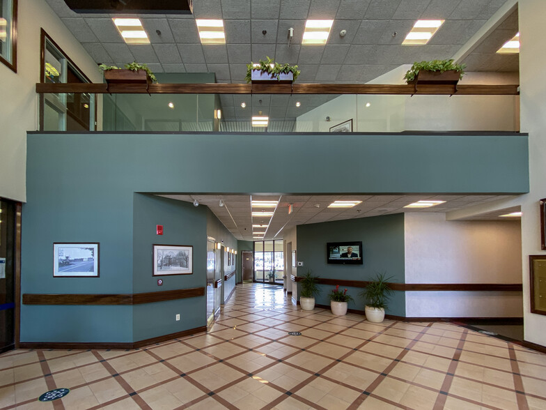 5-1000 Franklin Village Dr, Franklin, MA for lease - Lobby - Image 3 of 4