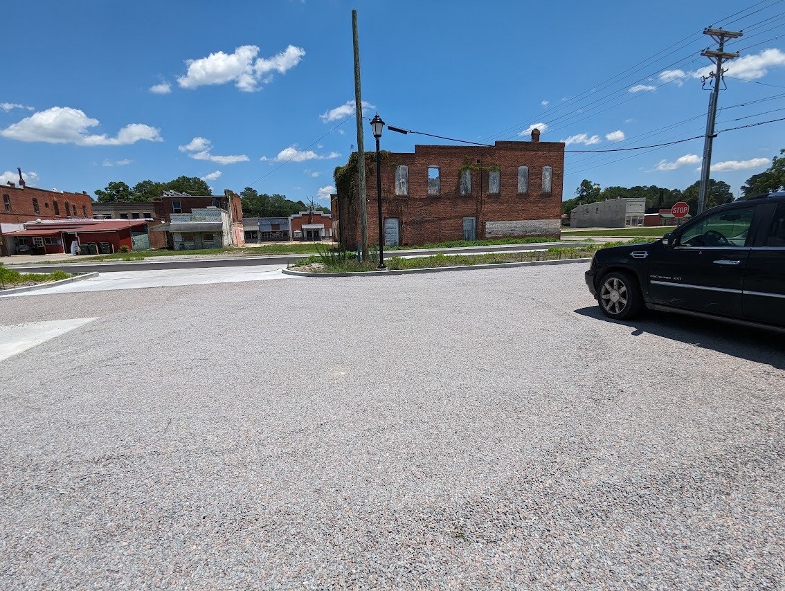 3166 Main Hwy, Bamberg, SC 29003 Buy Sell Trade Building