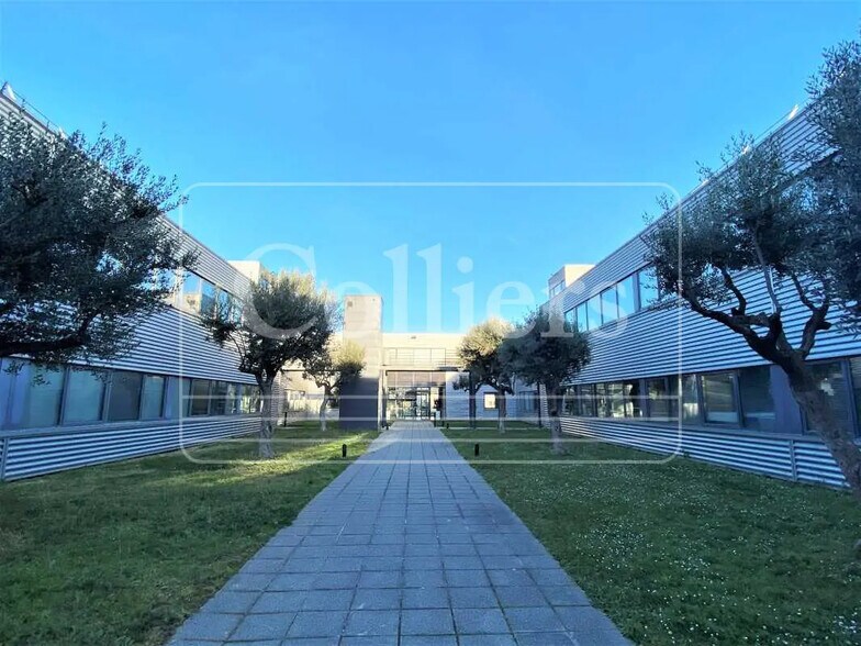 Office in Marseille for lease - Building Photo - Image 1 of 8