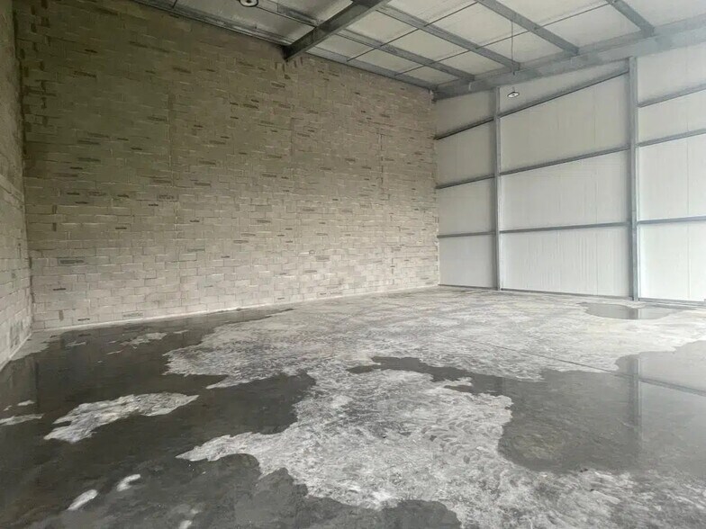 Flex in Vexin-sur-Epte for lease - Interior Photo - Image 3 of 6