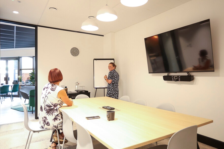 London Rd, Stevenage for lease - Building Photo - Image 3 of 8