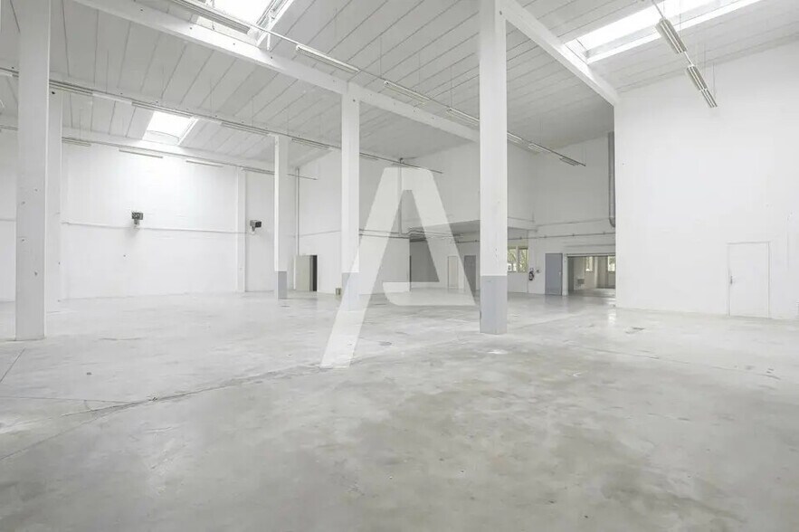 Flex in Émerainville for lease - Interior Photo - Image 2 of 5