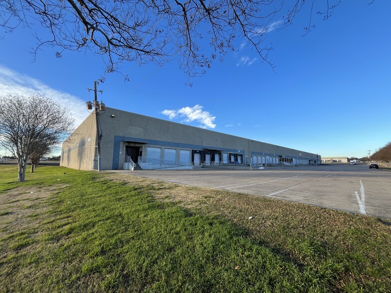 5050 Investment Dr, Dallas, TX for lease - Building Photo - Image 3 of 14