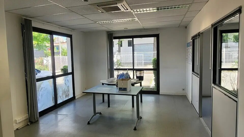Flex in Rouen for lease - Interior Photo - Image 2 of 13