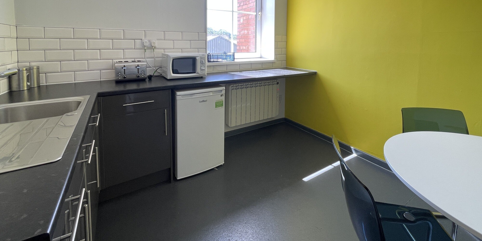 Huddersfield Rd, Oldham for lease Interior Photo- Image 1 of 2
