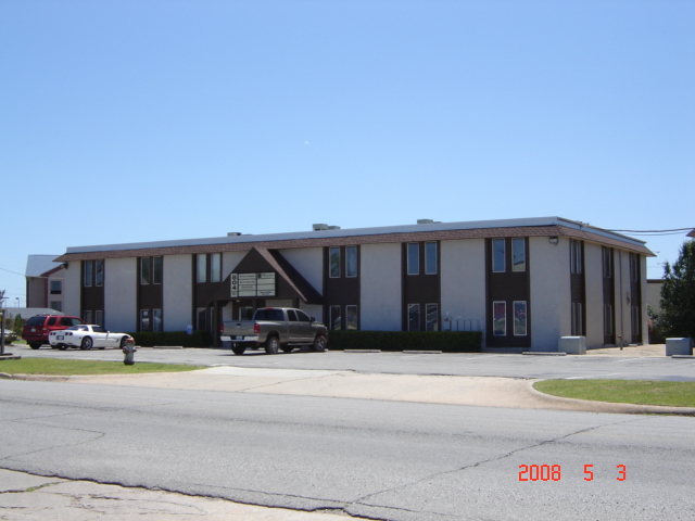 804 W Curtis Dr, Midwest City, OK for lease - Building Photo - Image 1 of 2