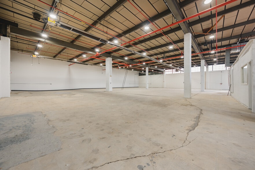 555 Johnson Ave, Brooklyn, NY for lease - Interior Photo - Image 3 of 24