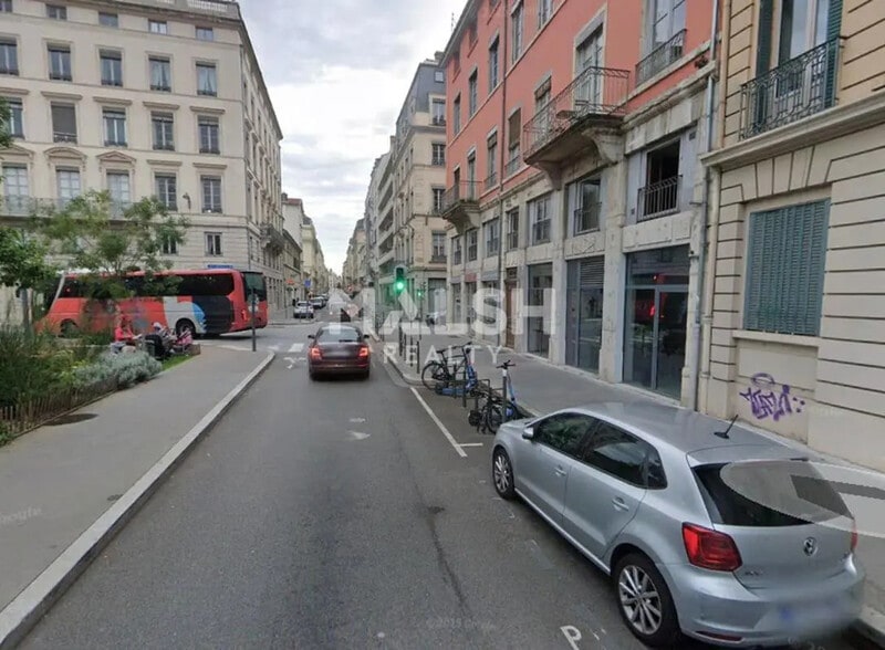 Retail in Lyon for lease - Building Photo - Image 2 of 2