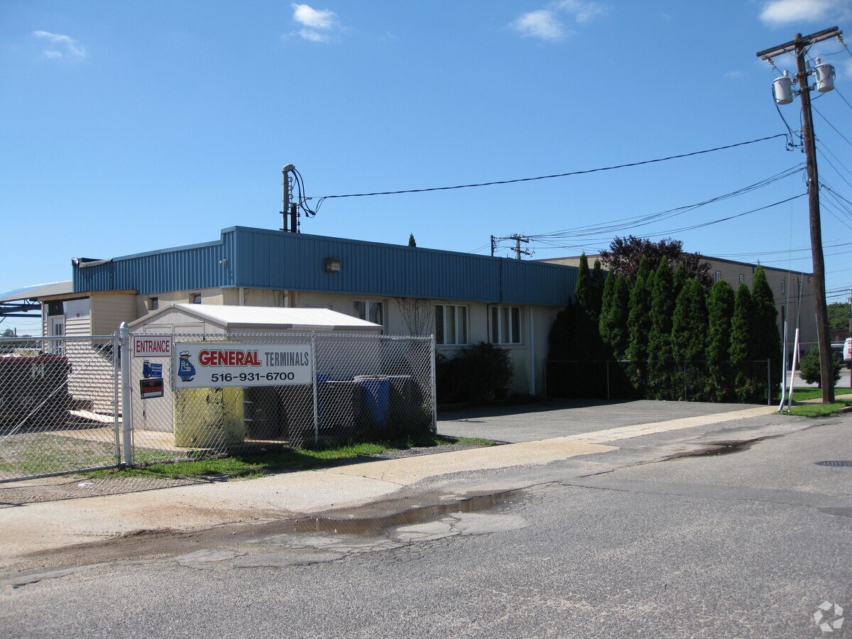 3 Washington Pky, Hicksville, NY 11801