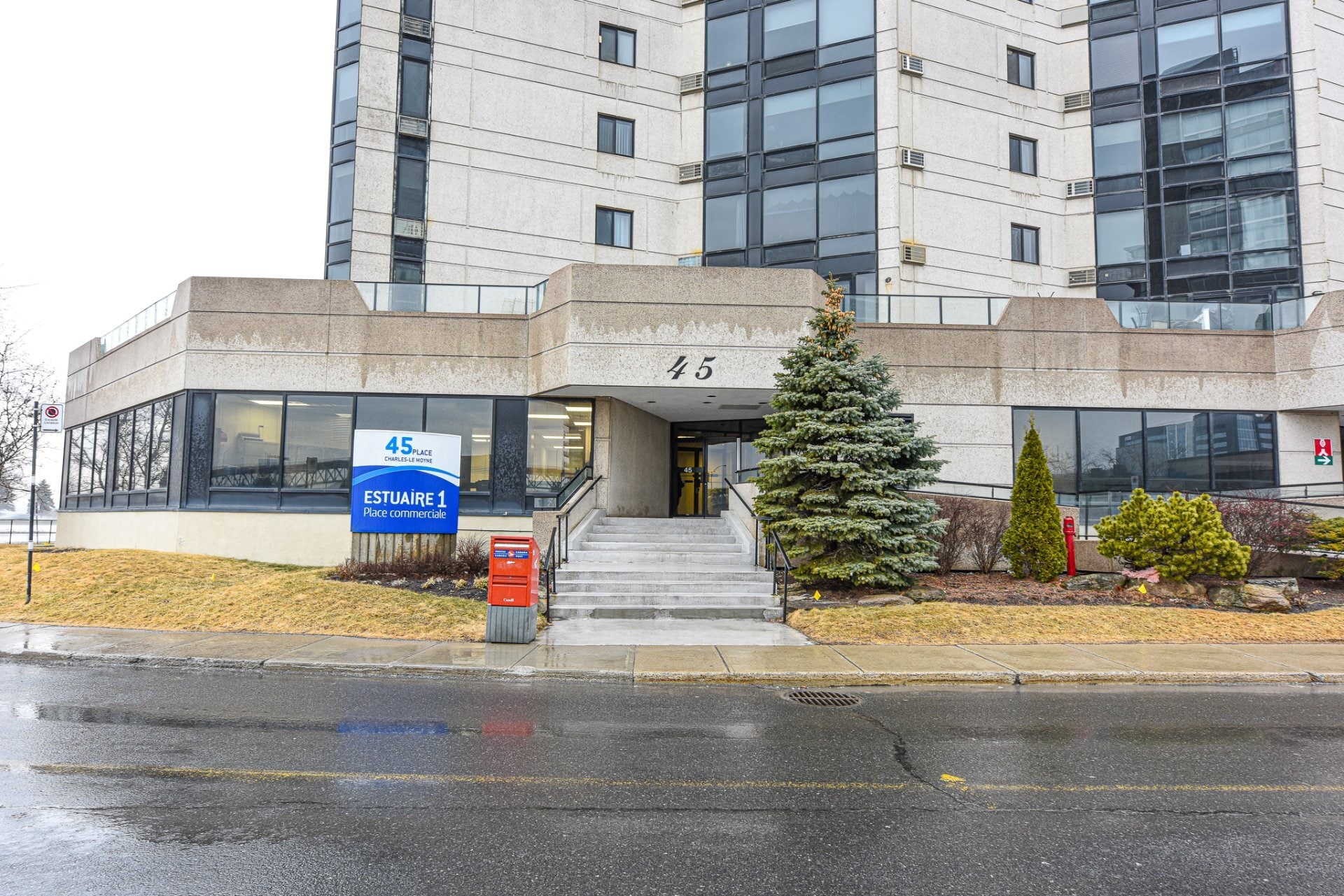 45-51 Pl Charles-Le Moyne, Longueuil, QC for sale Primary Photo- Image 1 of 4
