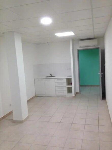 Flex in Canals for lease - Interior Photo - Image 1 of 3