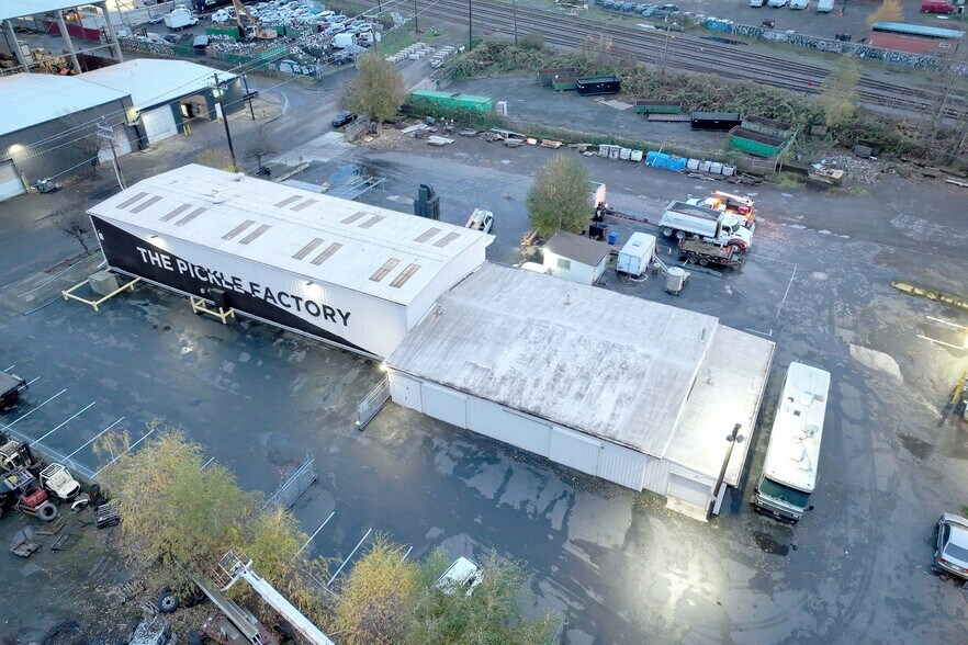 866-900 N Columbia Blvd, Portland, OR for sale - Building Photo - Image 2 of 3