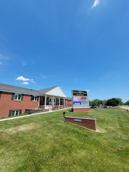 14640 W Greenfield Ave, Brookfield, WI for lease - Primary Photo - Image 1 of 28