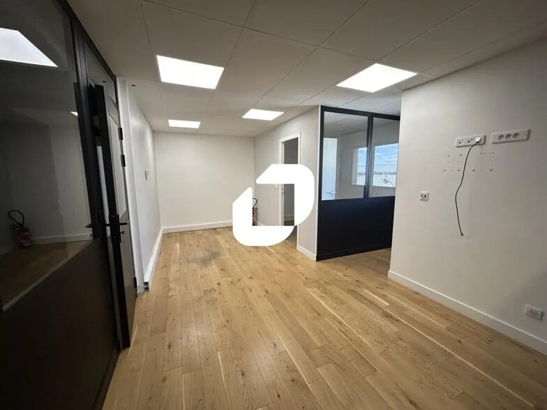 Office in Champigny-sur-Marne for lease - Interior Photo - Image 1 of 5