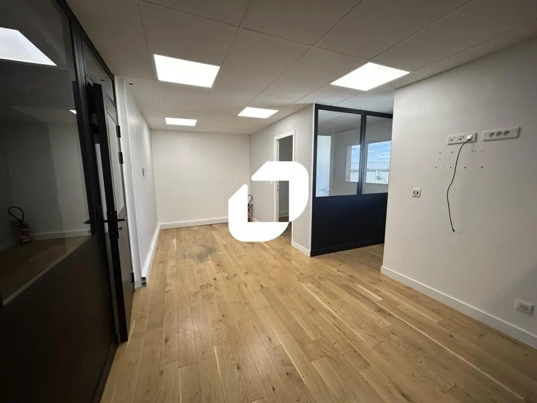 Office in Champigny-sur-Marne for lease Interior Photo- Image 1 of 6