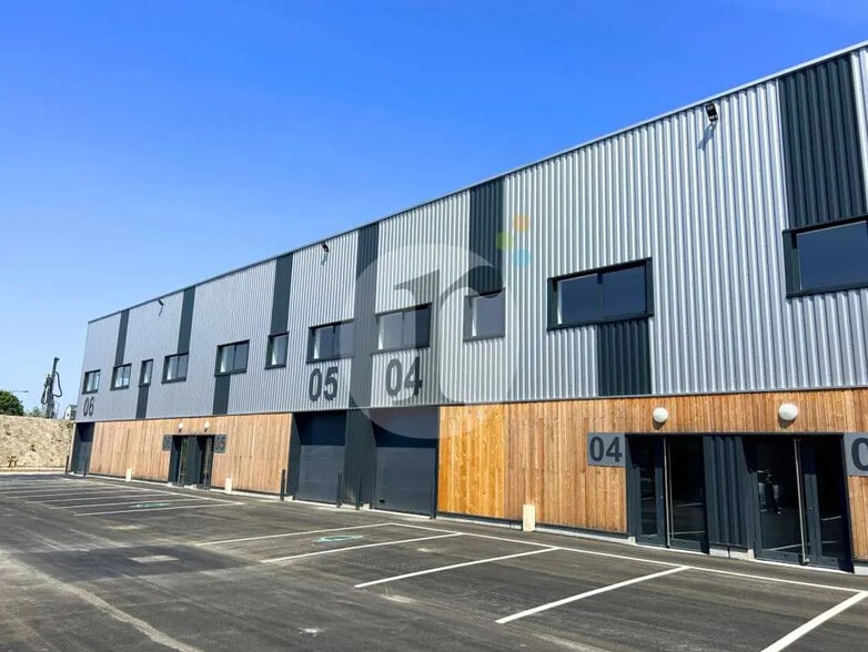 Flex in Wattrelos for lease - Building Photo - Image 2 of 5