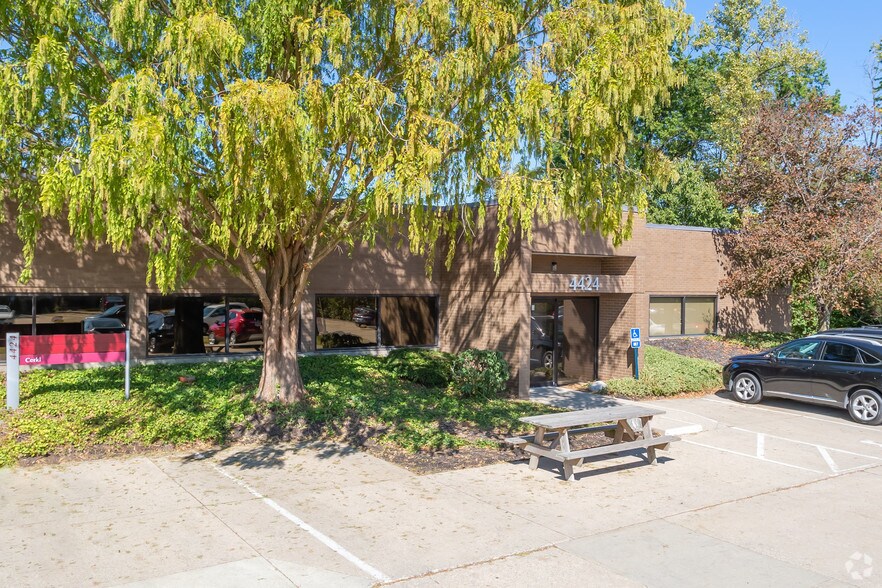 4420-4424 Carver Woods Dr, Blue Ash, OH for sale - Building Photo - Image 2 of 8