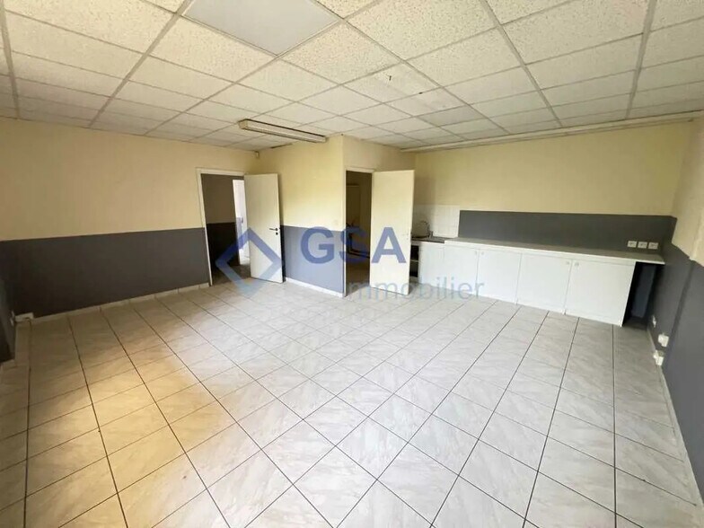 Office in Saint-Pierre-du-Perray for lease - Building Photo - Image 2 of 11