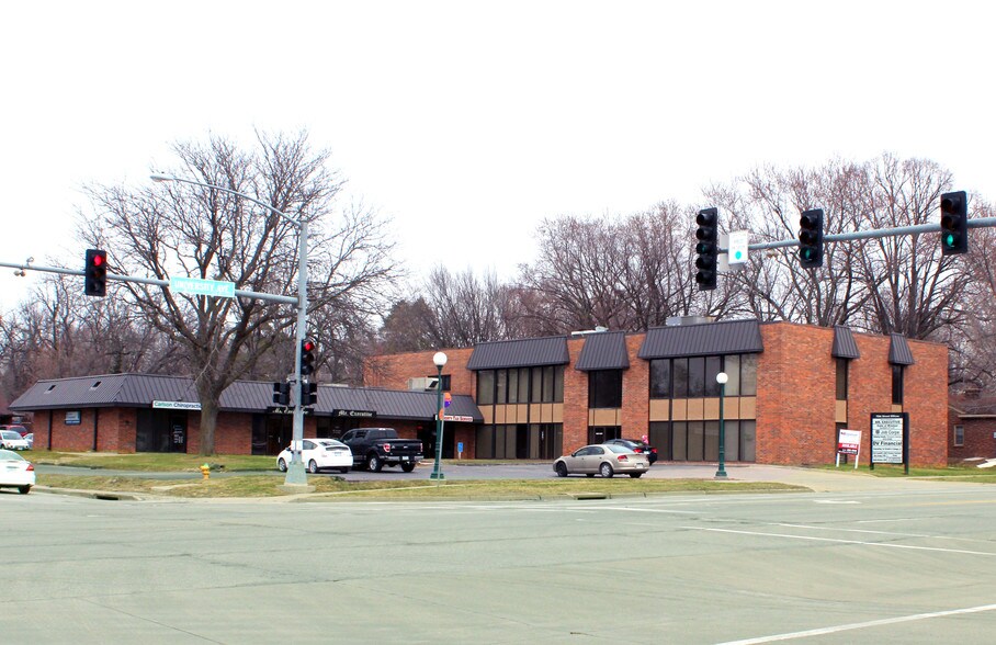 69496989 University Ave, Windsor Heights, IA 50324