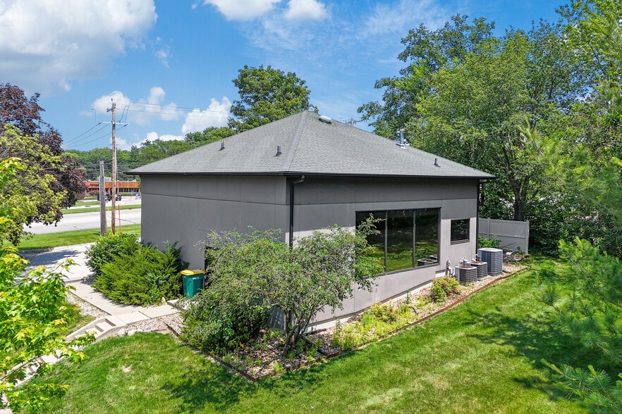 7180 Hickman Rd, Windsor Heights, IA for lease - Building Photo - Image 3 of 21