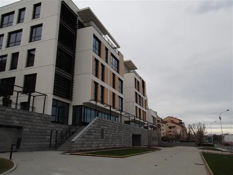 Office in Lyon for lease - Building Photo - Image 3 of 7