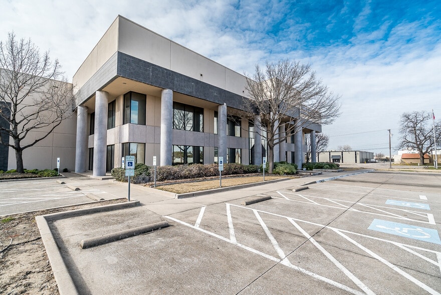 2020 Valley View Ln, Farmers Branch, TX for lease - Building Photo - Image 1 of 2