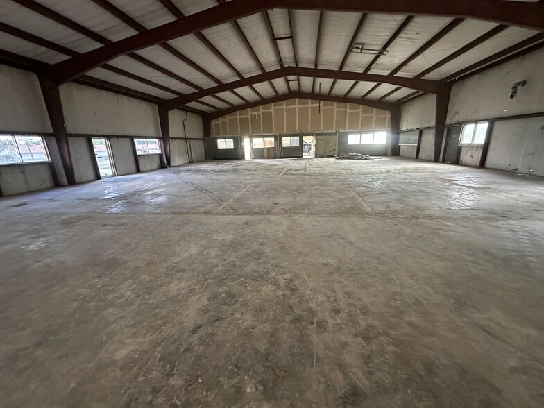 2100 S Riverside Dr, Fort Worth, TX for lease - Building Photo - Image 3 of 9