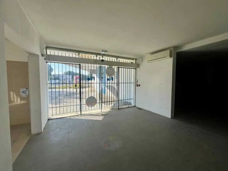 Flex in Arles for lease - Interior Photo - Image 3 of 12