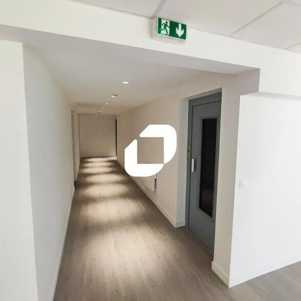 Office in Maisons-Alfort for lease - Interior Photo - Image 2 of 4