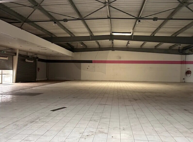 Retail in Maurepas for lease - Interior Photo - Image 2 of 6