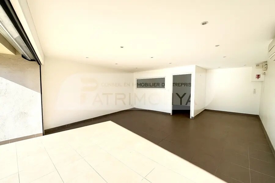 Retail in Marseille for lease Interior Photo- Image 1 of 7