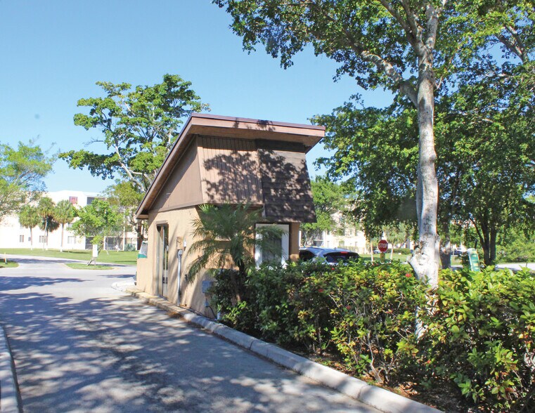 2820 & 2830 Somerset Dr, Lauderdale Lakes, FL for sale - Building Photo - Image 3 of 11