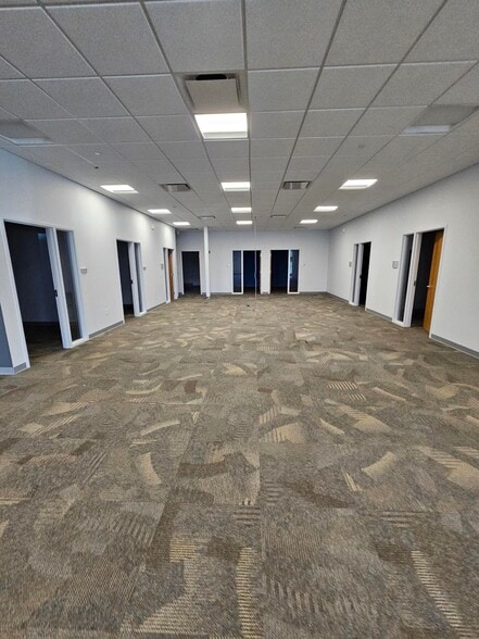 1130 E Walnut St, Carbondale, IL for lease - Lobby - Image 3 of 12