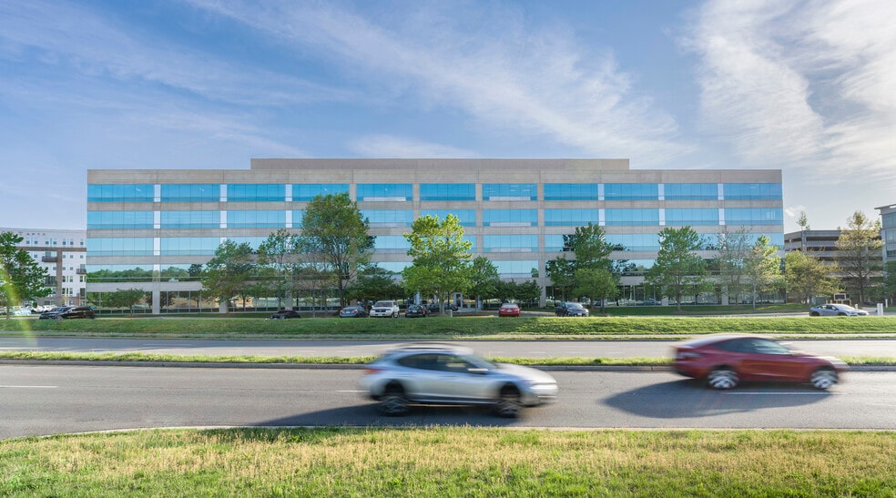 13461 Sunrise Valley Dr, Herndon, VA for lease - Building Photo - Image 2 of 8