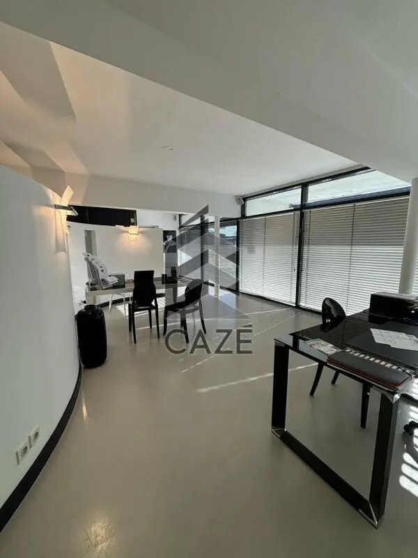Office in Bordeaux for lease Interior Photo- Image 1 of 7