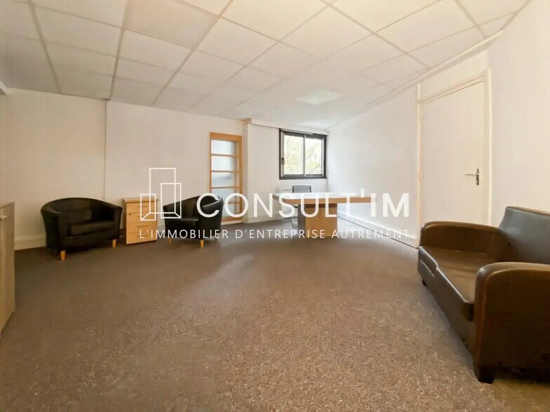 Office in Paris for lease - Building Photo - Image 2 of 6