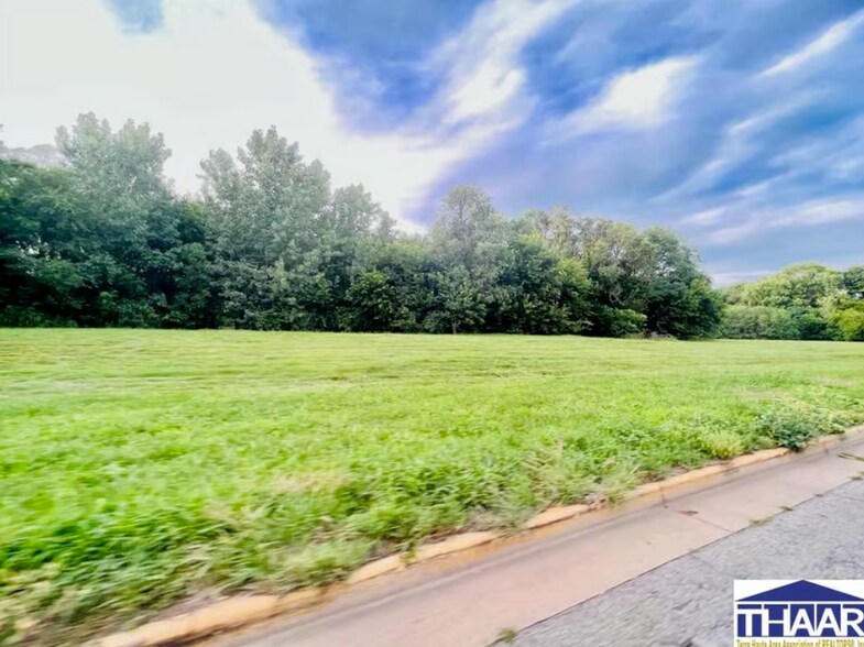 2010 Maple Ave, Terre Haute, IN for sale - Building Photo - Image 2 of 3