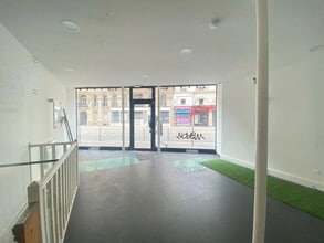 Retail in Paris for lease Interior Photo- Image 1 of 3