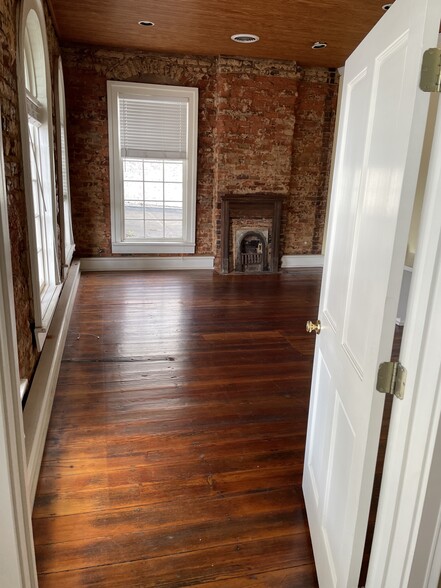 106 Adamson Sq, Carrollton, GA for lease - Interior Photo - Image 2 of 7