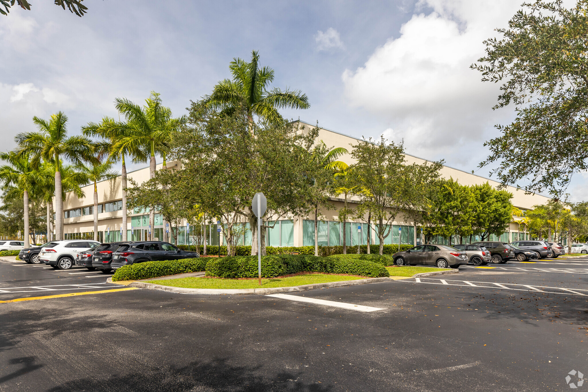 5875 NW 163rd St, Miami Lakes, FL for lease Primary Photo- Image 1 of 5