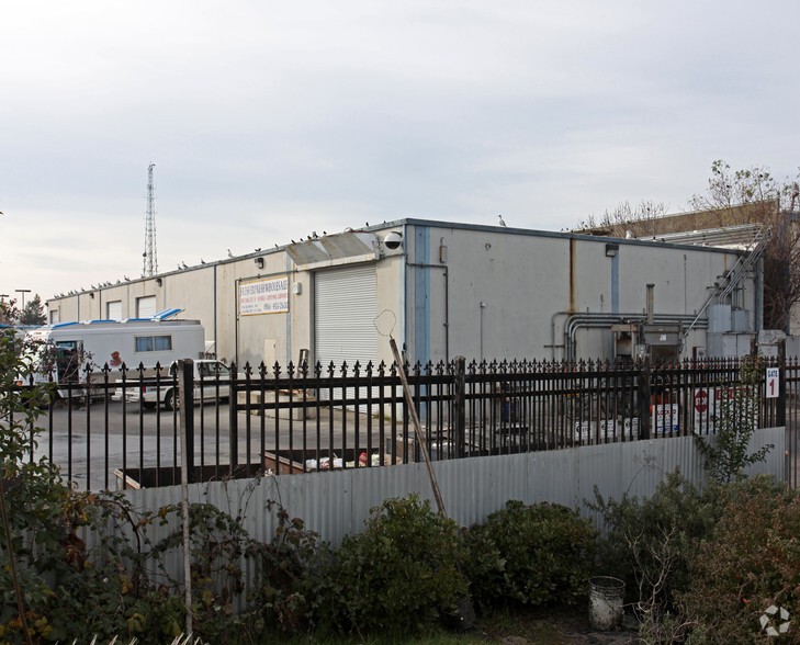 TWO INDUSTRIAL WAREHOUSE BUILDINGS portfolio of 2 properties for sale on LoopNet.com - Primary Photo - Image 1 of 1